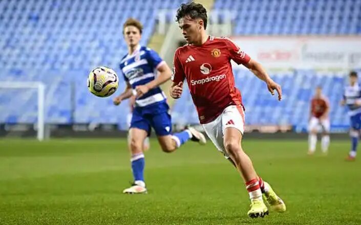 Manchester United striker having talks about his future after receiving fresh offer