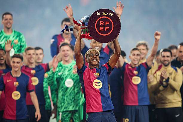 Yamal reacts to talk he’s set to take over the No. 10 shirt at Barca
