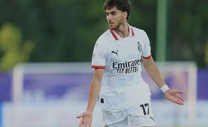 Andrea Di Siena signs first professional contract with Milan
