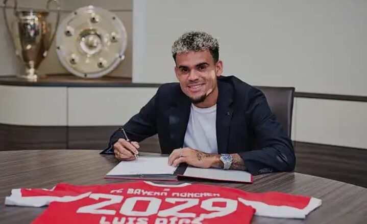 New Bayern Munich winger Luis Diaz takes part in first training